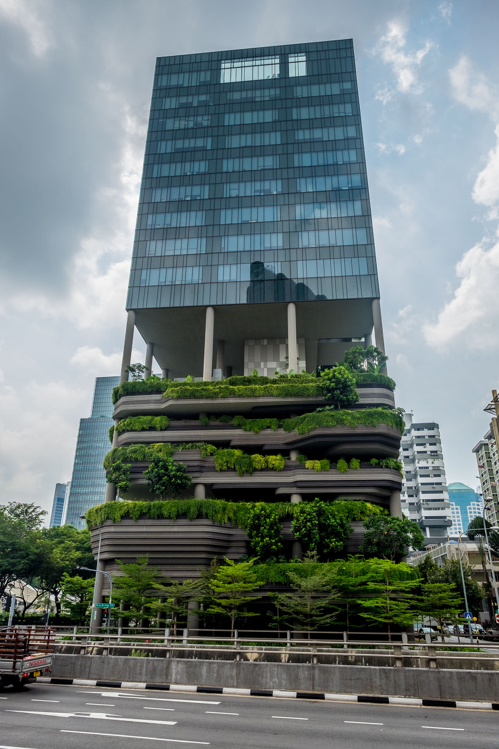 Pflanzen hängen von den Gebäuden in Singapur.