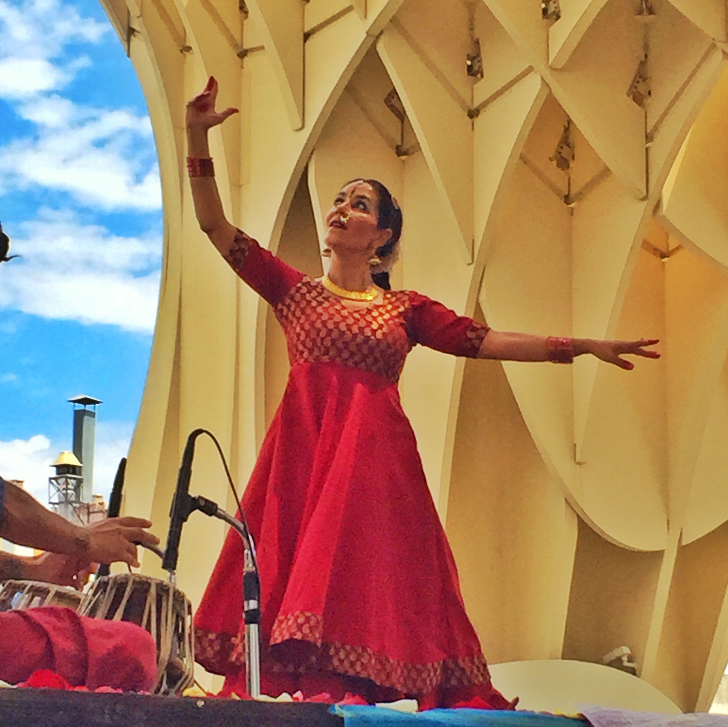 Traditioneller Indischer Tanz am internationalen Yoga-Tag in Sevilla, Spanien