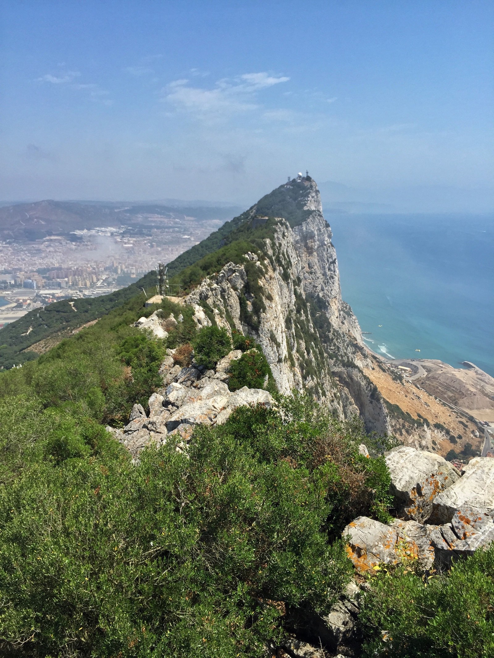 Gibraltar ist ein britisches Überseegebiet an der Südspitze der Iberischen. Der Fels von Gibraltar ist eine Touristenattraktion des Stadtstaates Gibraltar.