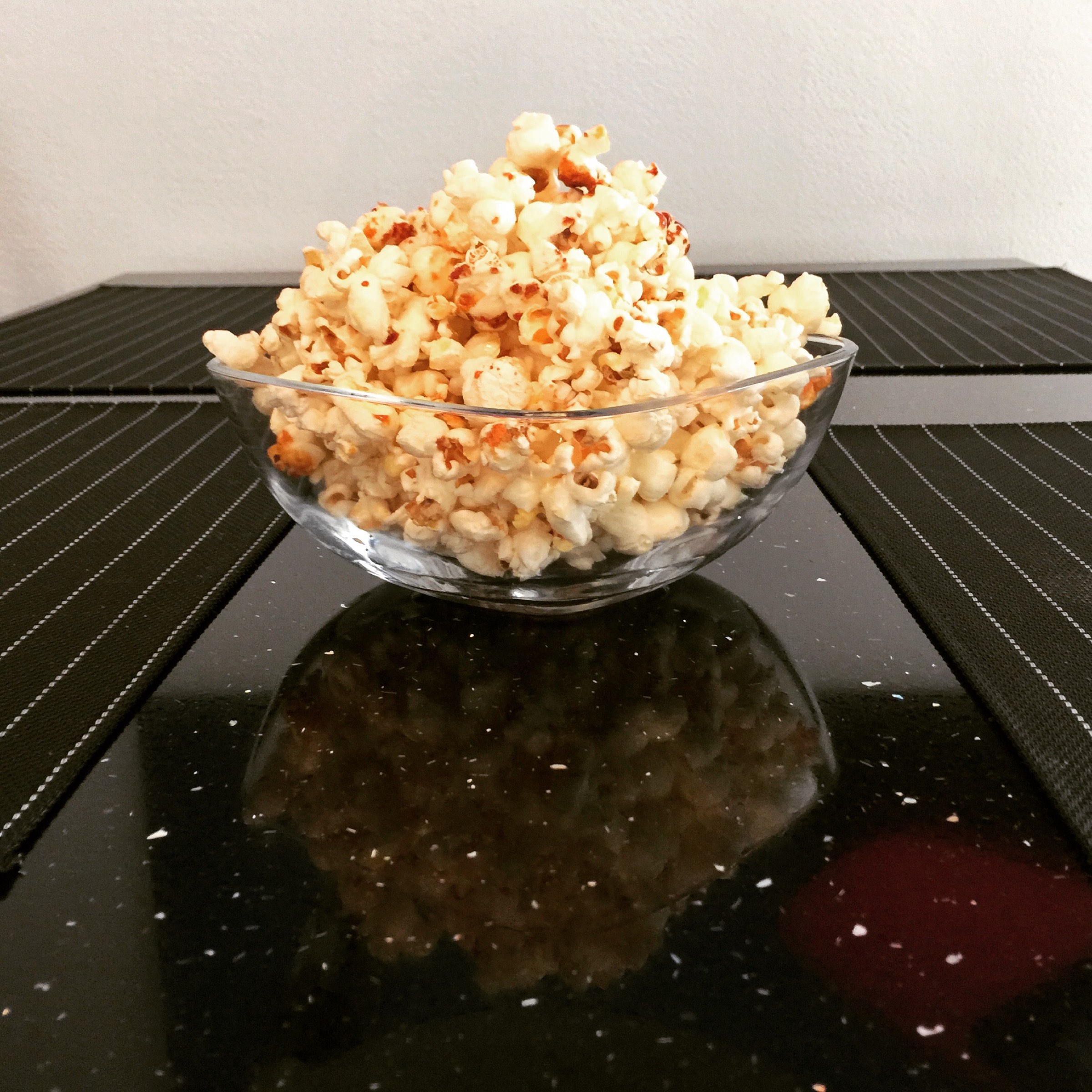 Eine Schüssel Popcorn steht auf einem Tisch