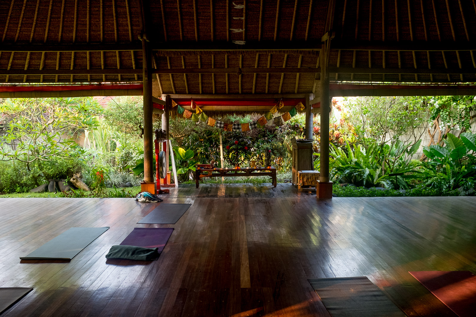 Yogaraum mit Matten in Bali