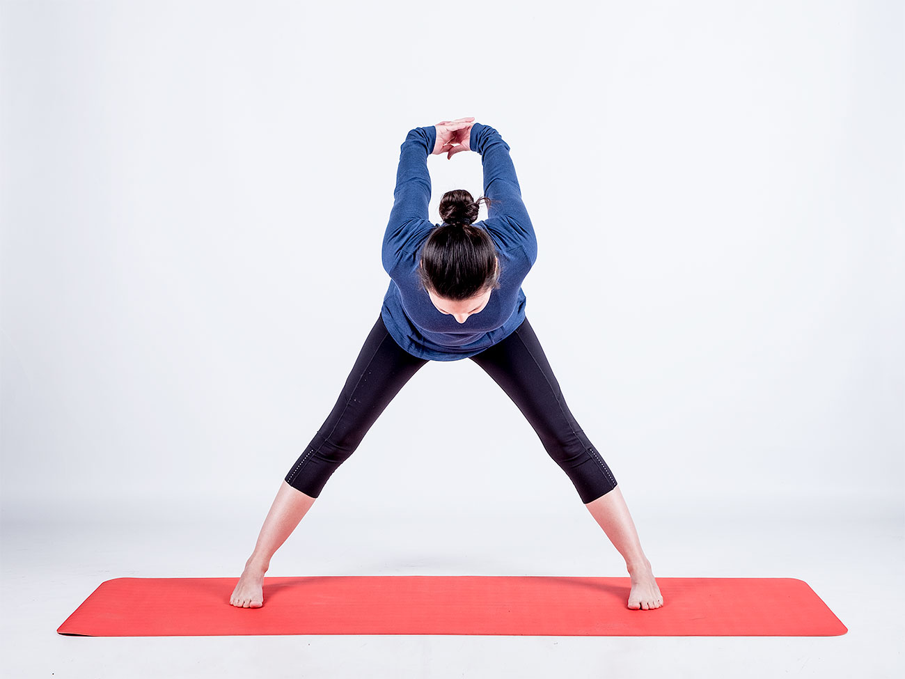 Yoga-Übung: Gegrätschte Vorbeuge mit Schulteröffner