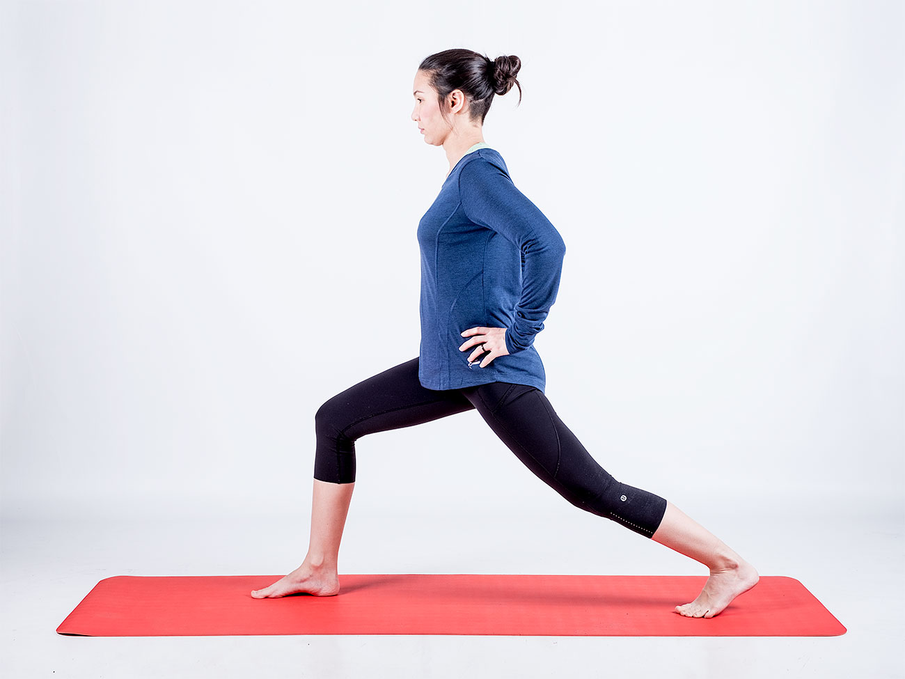 Yoga-Übung: Lunge/Ausfallschritt, rechtes Bein vorne